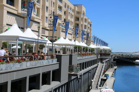 Beachside Luxury Apartments One & Two Bedroom In Beachfront Oaks Pier Building - Getaway Accommodation 13