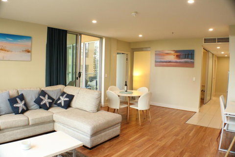 Beachside Luxury Apartments One & Two Bedroom In Beachfront Oaks Pier Building - Getaway Accommodation 5