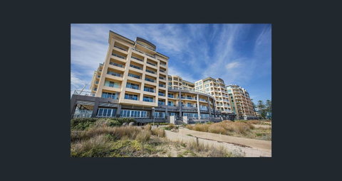 Beachside Luxury Apartments One & Two Bedroom In Beachfront Oaks Pier Building - Getaway Accommodation 2