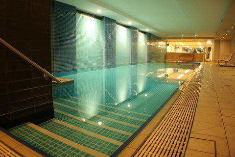 Beachside Luxury Apartments One & Two Bedroom In Beachfront Oaks Pier Building - Getaway Accommodation 33