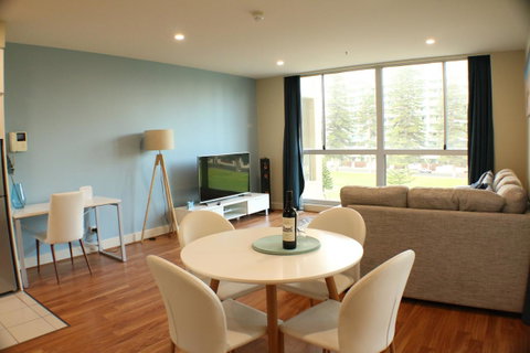 Beachside Luxury Apartments One & Two Bedroom In Beachfront Oaks Pier Building - Getaway Accommodation 0