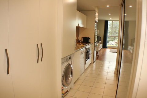 Beachside Luxury Apartments One & Two Bedroom In Beachfront Oaks Pier Building - Getaway Accommodation 7