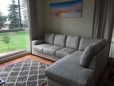 Beachside Luxury Apartments One & Two Bedroom In Beachfront Oaks Pier Building - Getaway Accommodation 16