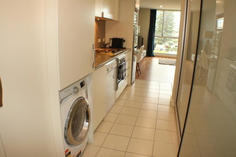 Beachside Luxury Apartments One & Two Bedroom In Beachfront Oaks Pier Building - Getaway Accommodation 6