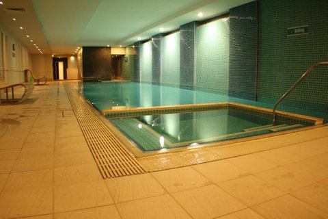 Beachside Luxury Apartments One & Two Bedroom In Beachfront Oaks Pier Building - Getaway Accommodation 37