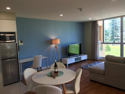 Beachside Luxury Apartments One & Two Bedroom In Beachfront Oaks Pier Building - Getaway Accommodation 19