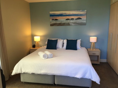 Beachside Luxury Apartments One & Two Bedroom In Beachfront Oaks Pier Building - Getaway Accommodation 22