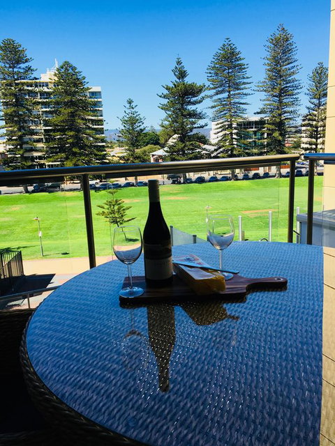 Beachside Luxury Apartments One & Two Bedroom In Beachfront Oaks Pier Building - Getaway Accommodation 26