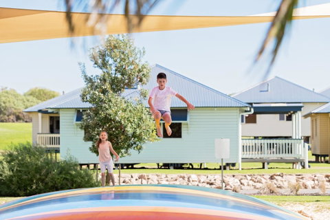 The Retreat West Beach Parks - Getaway Accommodation 5