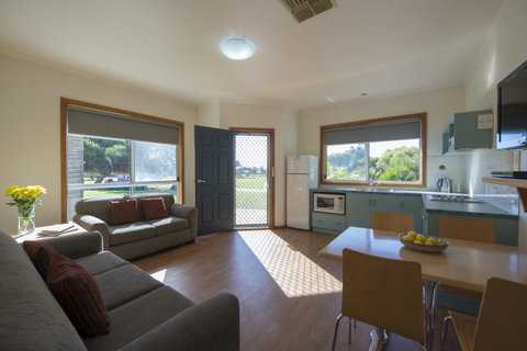 The Retreat West Beach Parks - Getaway Accommodation 23