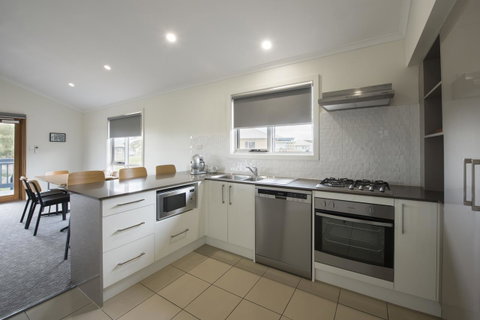 The Retreat West Beach Parks - Getaway Accommodation 16