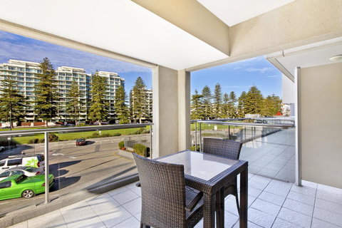 Glenelg Beach Studio - Getaway Accommodation 5