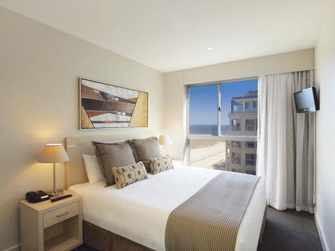 Oaks Glenelg Plaza Pier Suites - Getaway Accommodation 2