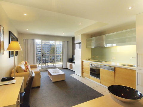 Oaks Glenelg Plaza Pier Suites - Getaway Accommodation 6