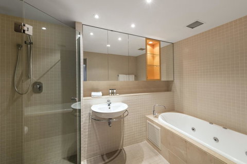 Oaks Glenelg Plaza Pier Suites - Getaway Accommodation 3