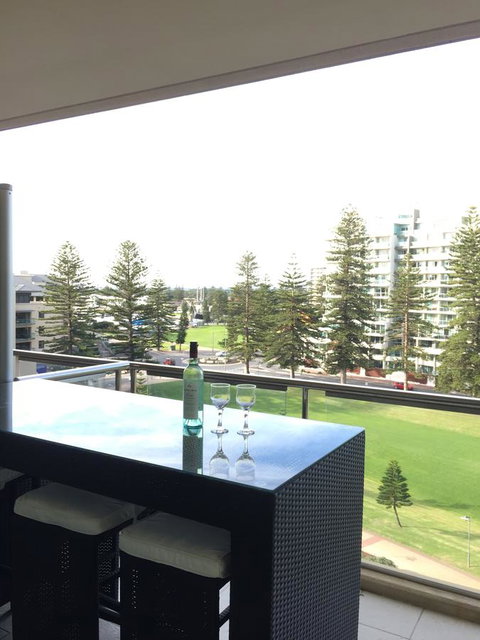 Beachside Luxury Getaway In Glenelg - Getaway Accommodation 0