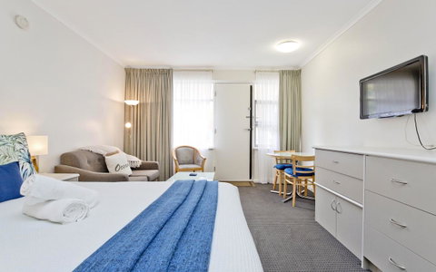 Glenelg Oasis Studios - Getaway Accommodation 4