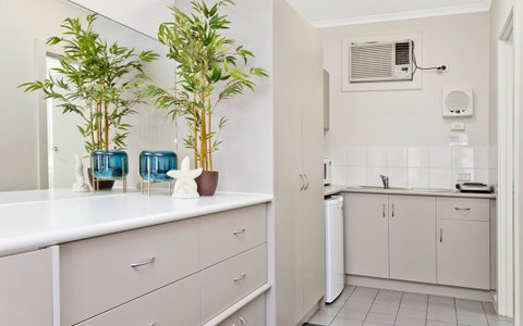 Glenelg Oasis Studios - Getaway Accommodation 7