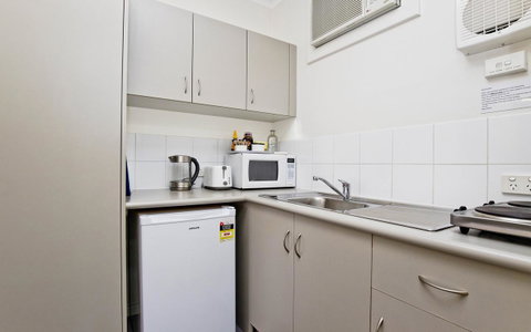 Glenelg Oasis Studios - Getaway Accommodation 10