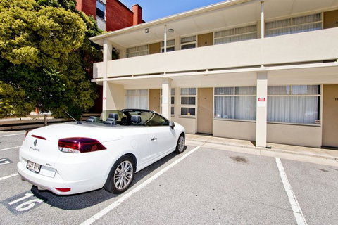 Glenelg Oasis Studios - Getaway Accommodation 17
