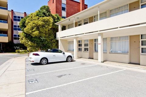 Glenelg Oasis Studios - Getaway Accommodation 6