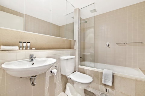 Glenelg Seaside Apartment - Getaway Accommodation 12