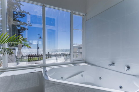Seawall Apartments - Getaway Accommodation 4