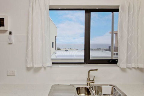 Atlantic West Beach Apartments - Getaway Accommodation 12