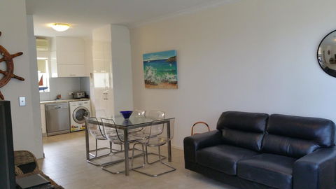 Acaill Accommodation Esplanade Living Self Check-In Self Check-Out - Getaway Accommodation 2