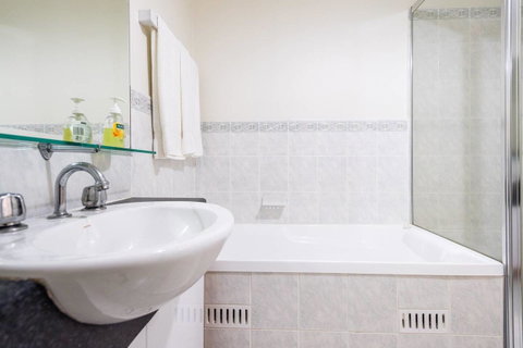 Executive 3 Bedroom Apartment + Internet + Parking - Getaway Accommodation 18