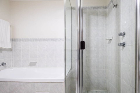 Executive 3 Bedroom Apartment + Internet + Parking - Getaway Accommodation 39