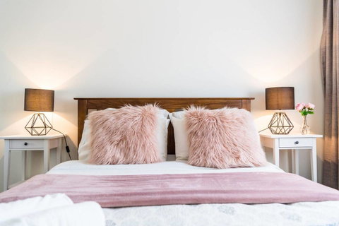 Executive 3 Bedroom Apartment + Internet + Parking - Getaway Accommodation 36