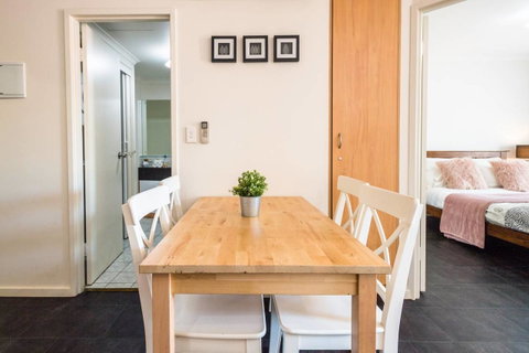 Executive 3 Bedroom Apartment + Internet + Parking - Getaway Accommodation 13