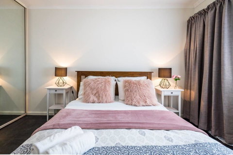 Executive 3 Bedroom Apartment + Internet + Parking - Getaway Accommodation 1