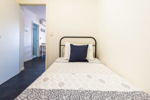 Executive 3 Bedroom Apartment + Internet + Parking - Getaway Accommodation 34