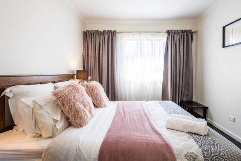 Executive 3 Bedroom Apartment + Internet + Parking - Getaway Accommodation 4