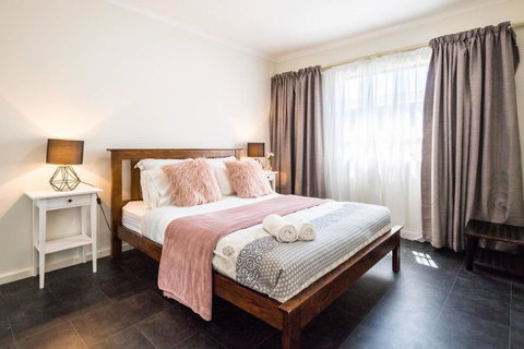 Executive 3 Bedroom Apartment + Internet + Parking - Getaway Accommodation 9