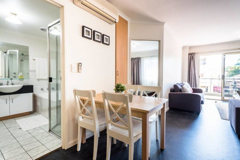 Executive 3 Bedroom Apartment + Internet + Parking - Getaway Accommodation 38