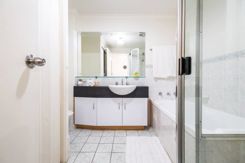 Executive 3 Bedroom Apartment + Internet + Parking - Getaway Accommodation 25