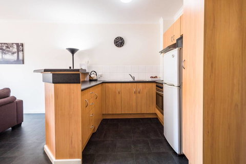 Executive 3 Bedroom Apartment + Internet + Parking - Getaway Accommodation 5
