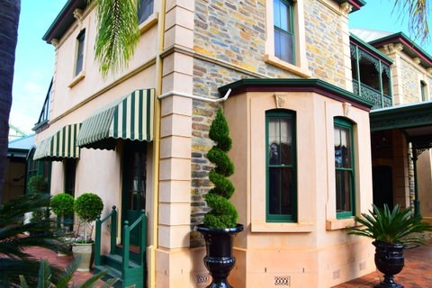 Grand Bluestone Mansion - Getaway Accommodation 25