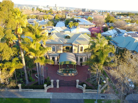 Grand Bluestone Mansion - Getaway Accommodation 1