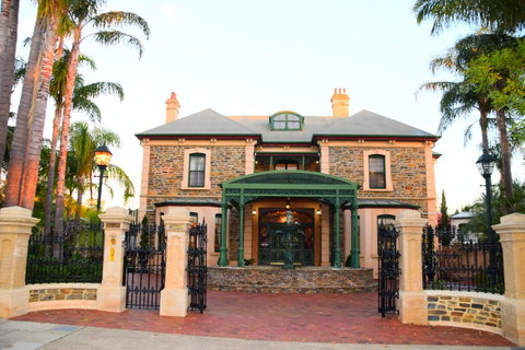 Grand Bluestone Mansion - Getaway Accommodation 26