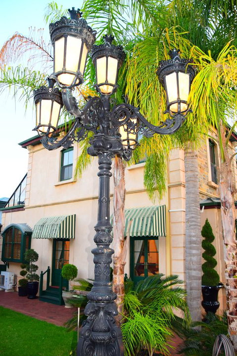 Grand Bluestone Mansion - Getaway Accommodation 24