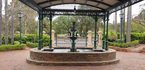 Grand Bluestone Mansion - Getaway Accommodation 22