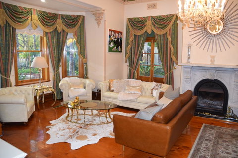Grand Bluestone Mansion - Getaway Accommodation 4