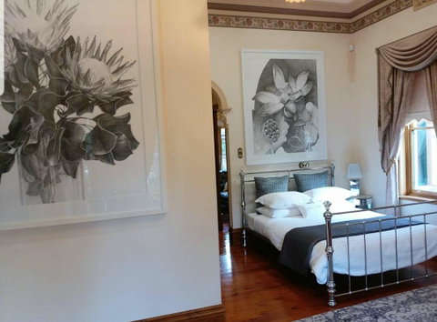 Grand Bluestone Mansion - Getaway Accommodation 7