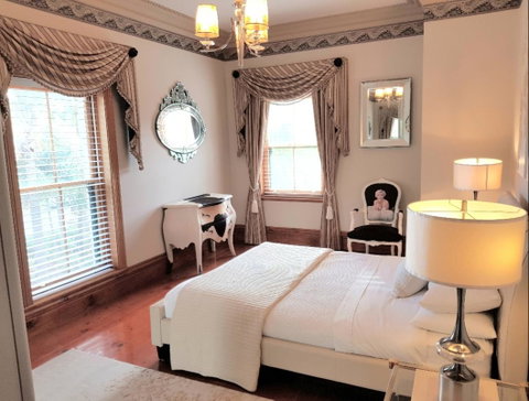 Grand Bluestone Mansion - Getaway Accommodation 14