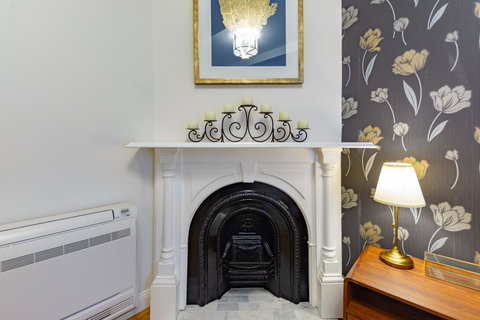 Heritage Townhouse Near Harbour Bridge - Getaway Accommodation 8