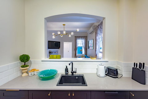 Heritage Townhouse Near Harbour Bridge - Getaway Accommodation 13